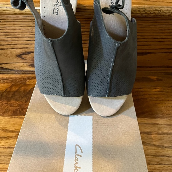 Clark's Leather Perforated Peep-Toe Sandal Size 7 wide - Picture 7 of 8